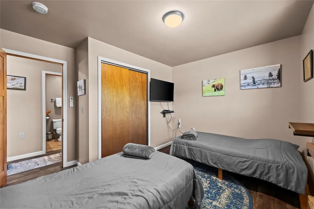 14 Peters Lane Gardiner MT 59030