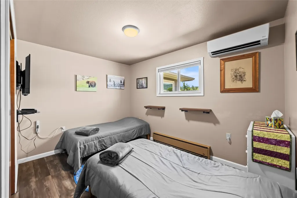 14 Peters Lane Gardiner MT 59030