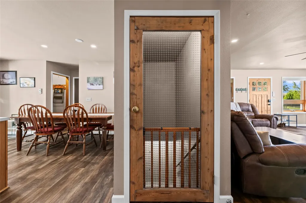14 Peters Lane Gardiner MT 59030