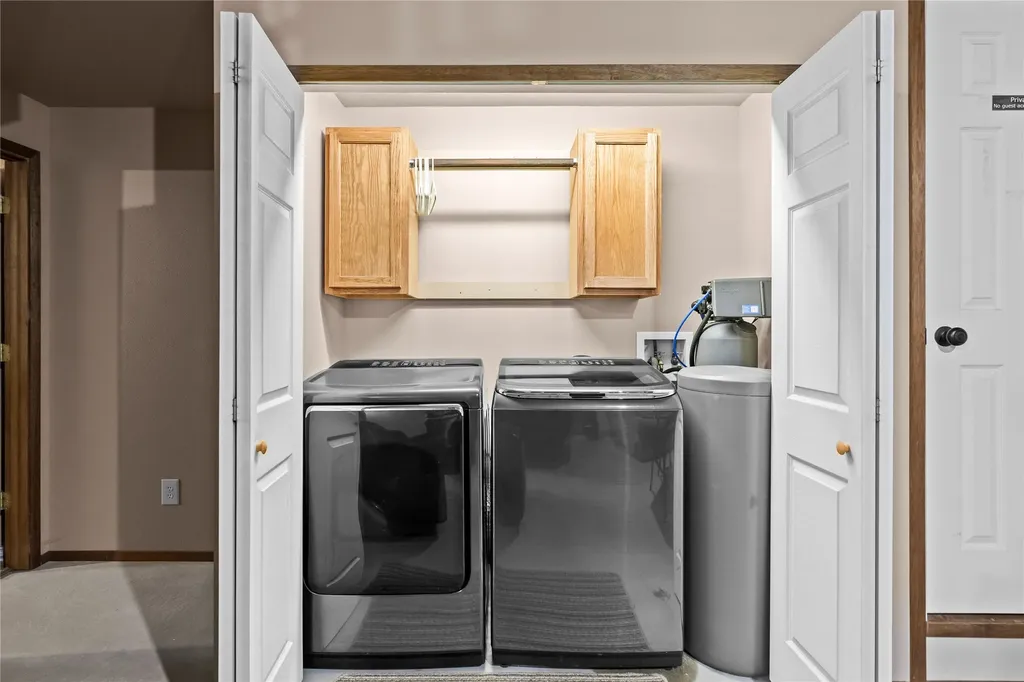 14 Peters Lane Gardiner MT 59030