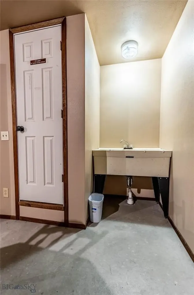 14 Peters Lane Gardiner MT 59030