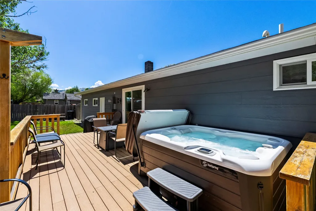 14 Peters Lane Gardiner MT 59030