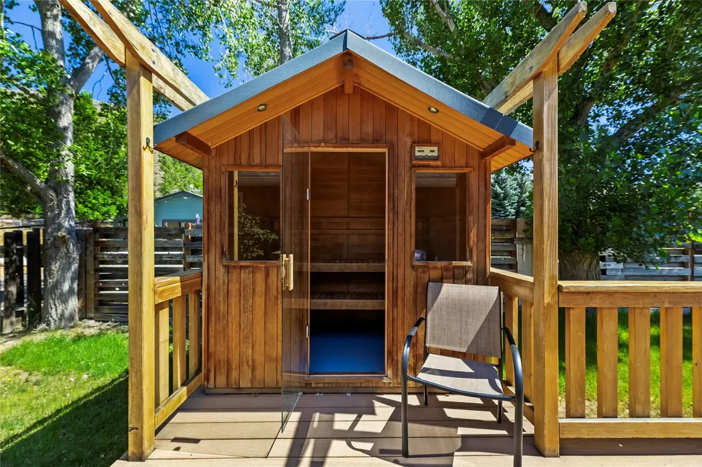 14 Peters Lane Gardiner MT 59030