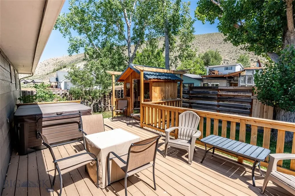 14 Peters Lane Gardiner MT 59030