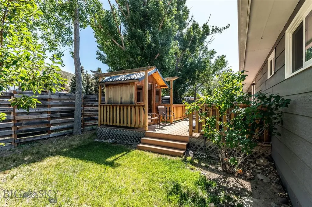 14 Peters Lane Gardiner MT 59030