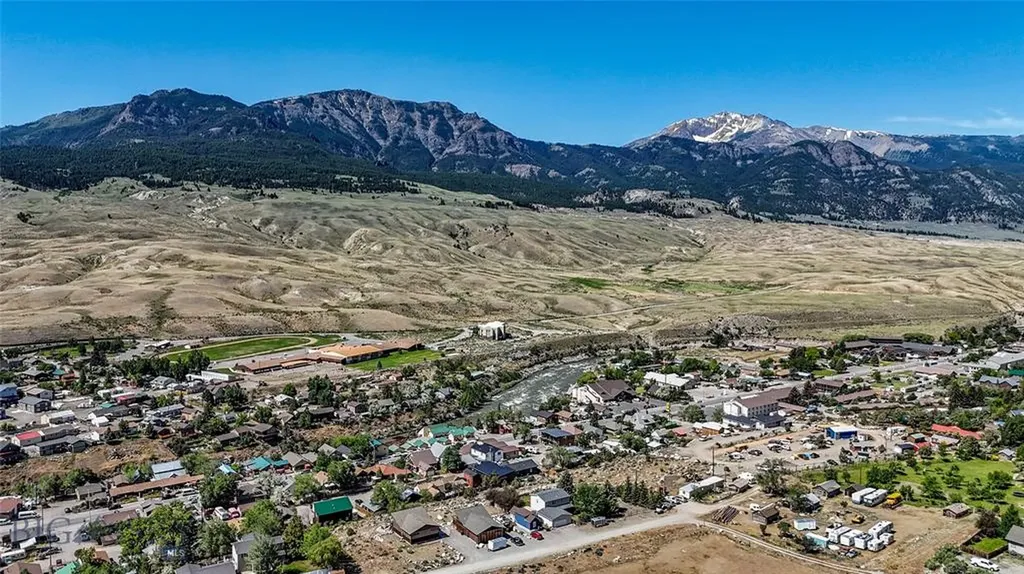 14 Peters Lane Gardiner MT 59030