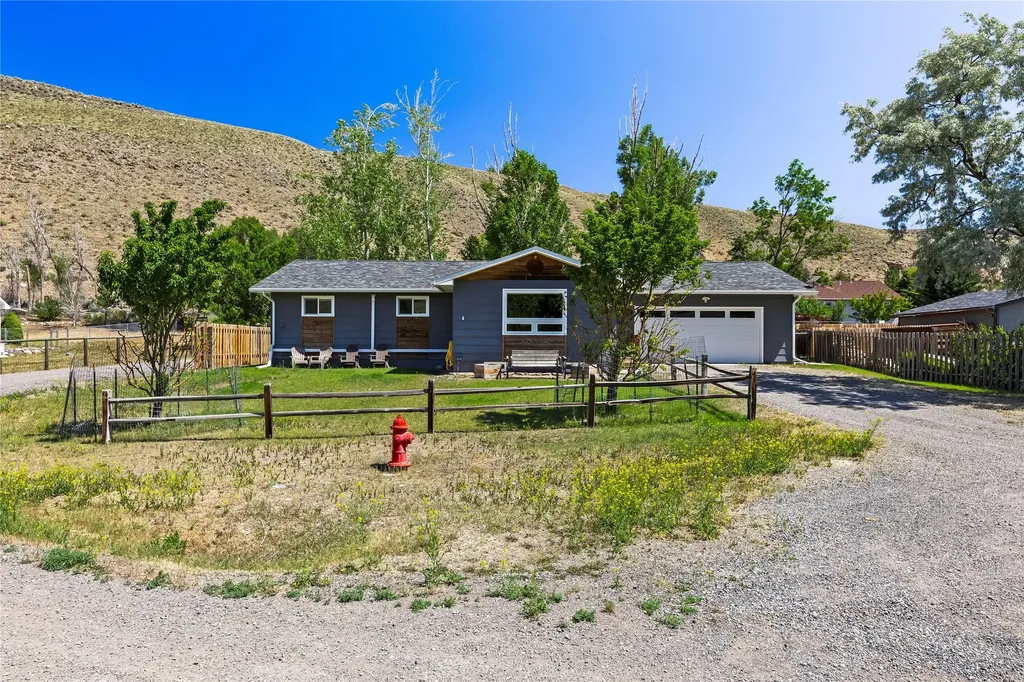 14 Peters Lane Gardiner MT 59030