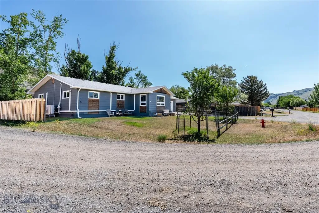 14 Peters Lane Gardiner MT 59030
