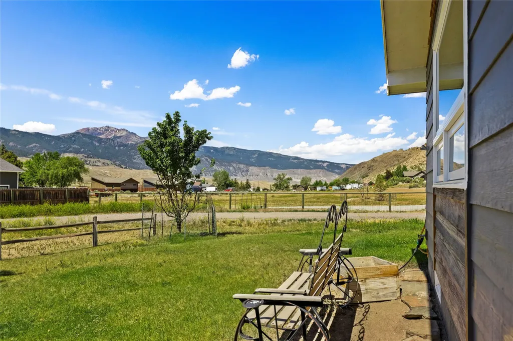 14 Peters Lane Gardiner MT 59030