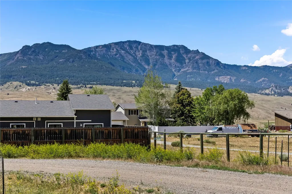 14 Peters Lane Gardiner MT 59030