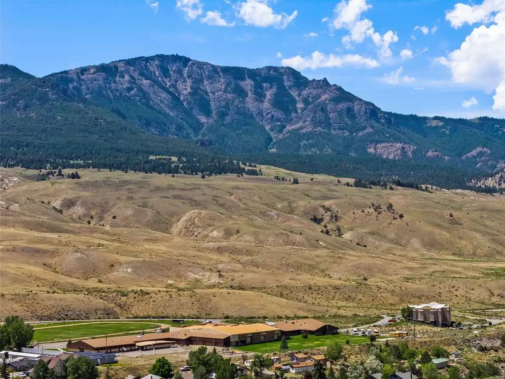 14 Peters Lane Gardiner MT 59030