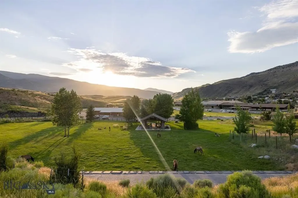 14 Peters Lane Gardiner MT 59030