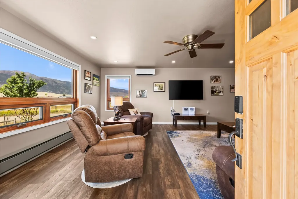 14 Peters Lane Gardiner MT 59030