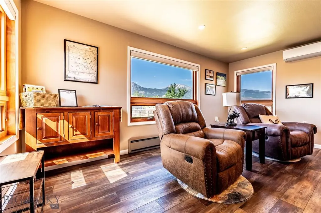 14 Peters Lane Gardiner MT 59030