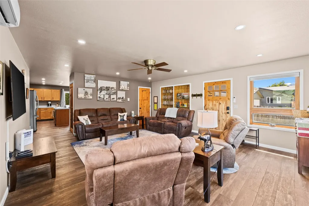 14 Peters Lane Gardiner MT 59030