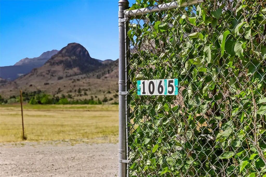 1065 Us Highway 89 S Gardiner MT 59030