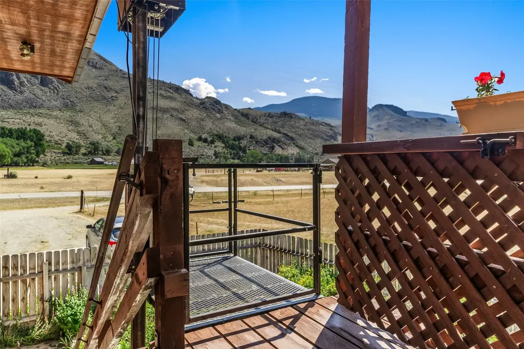 1065 Us Highway 89 S Gardiner MT 59030