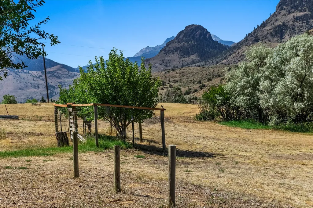 1065 Us Highway 89 S Gardiner MT 59030