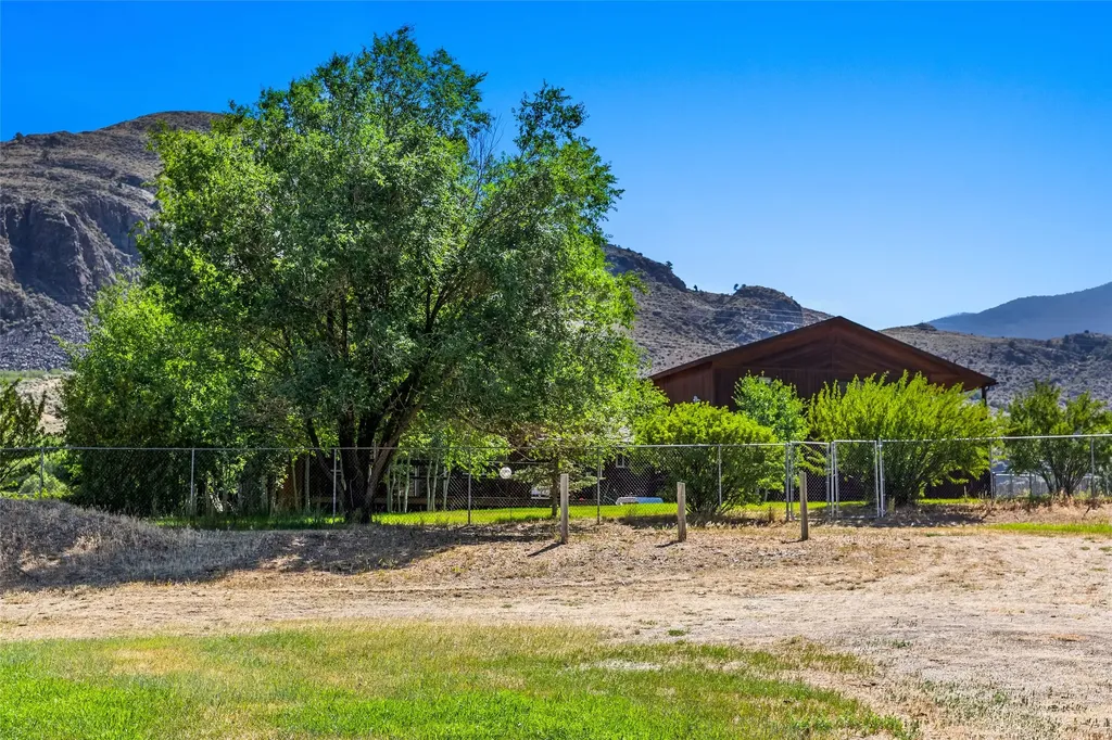 1065 Us Highway 89 S Gardiner MT 59030