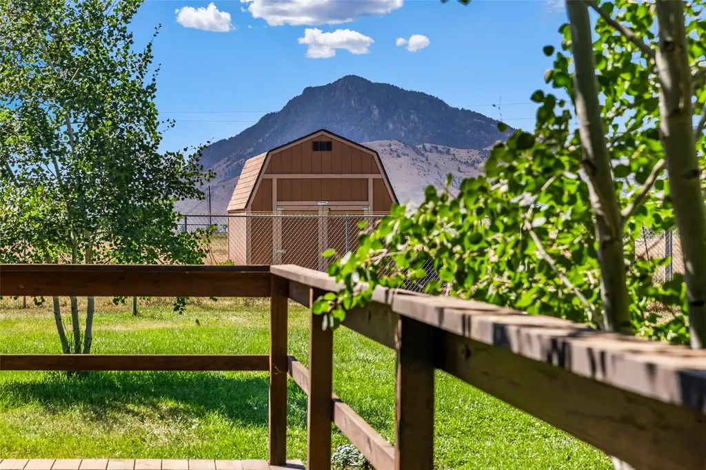 1065 Us Highway 89 S Gardiner MT 59030