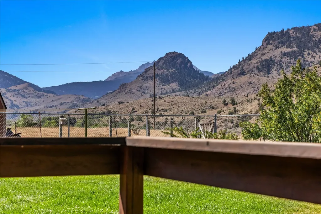 1065 Us Highway 89 S Gardiner MT 59030