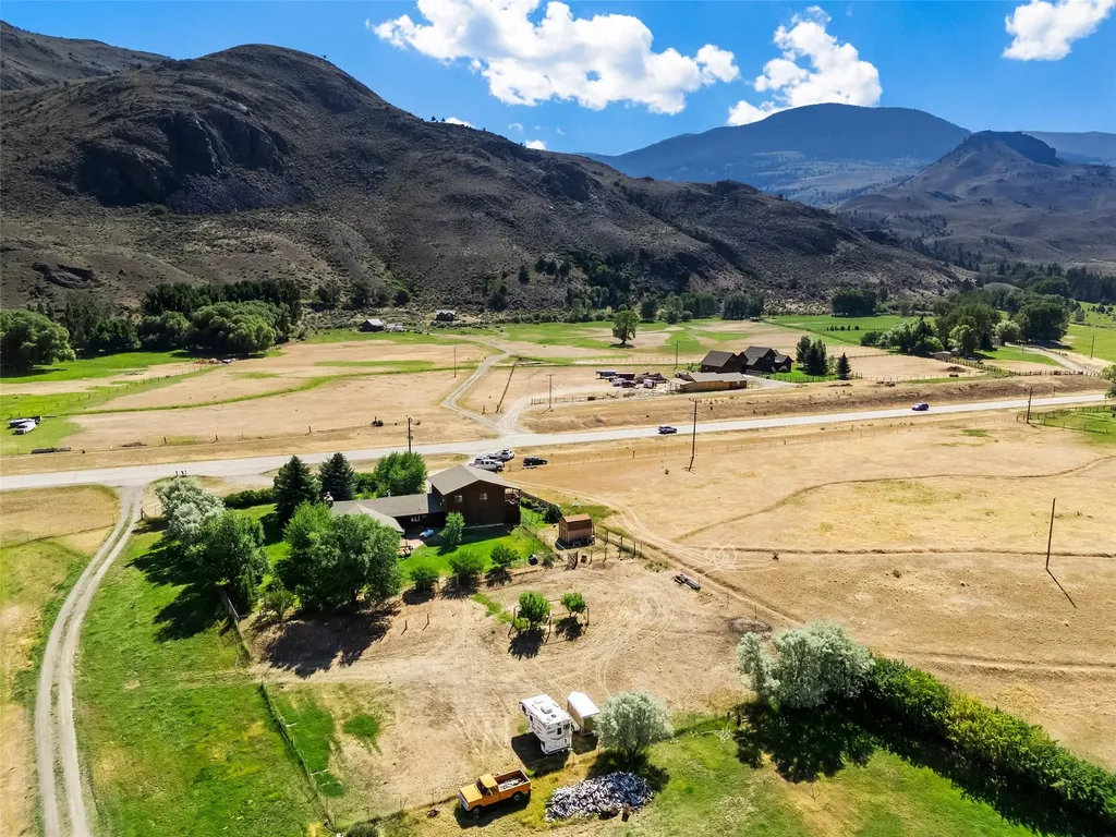 1065 Us Highway 89 S Gardiner MT 59030