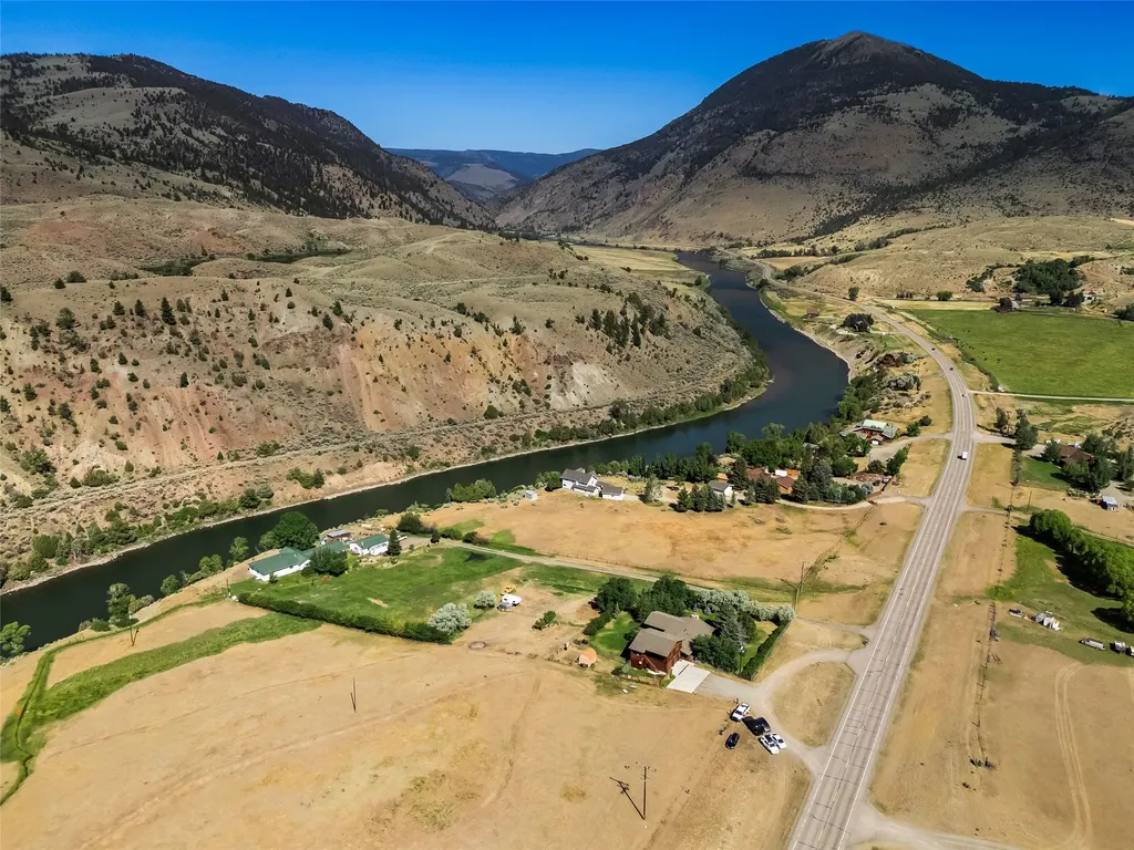 1065 Us Highway 89 S Gardiner MT 59030
