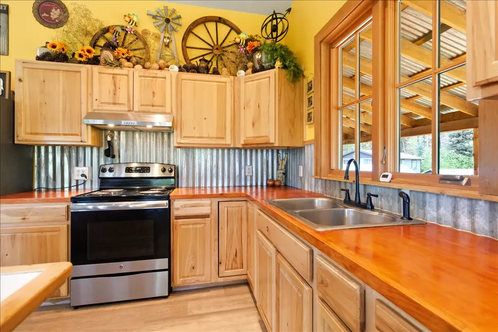 16 Porcupine Ridge Road Fortine MT 59918
