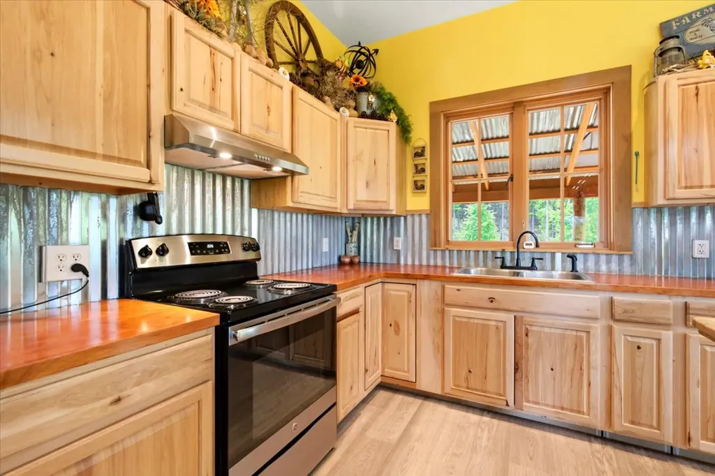 16 Porcupine Ridge Road Fortine MT 59918