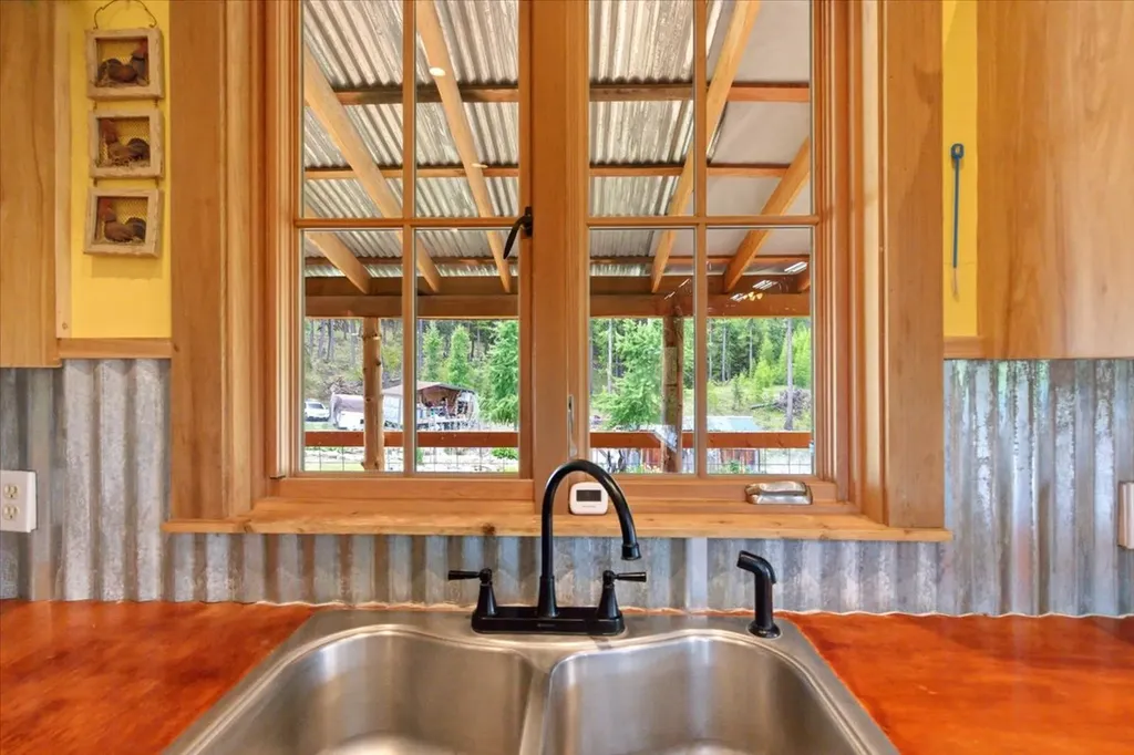 16 Porcupine Ridge Road Fortine MT 59918