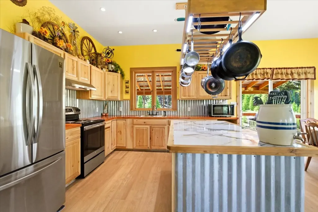 16 Porcupine Ridge Road Fortine MT 59918