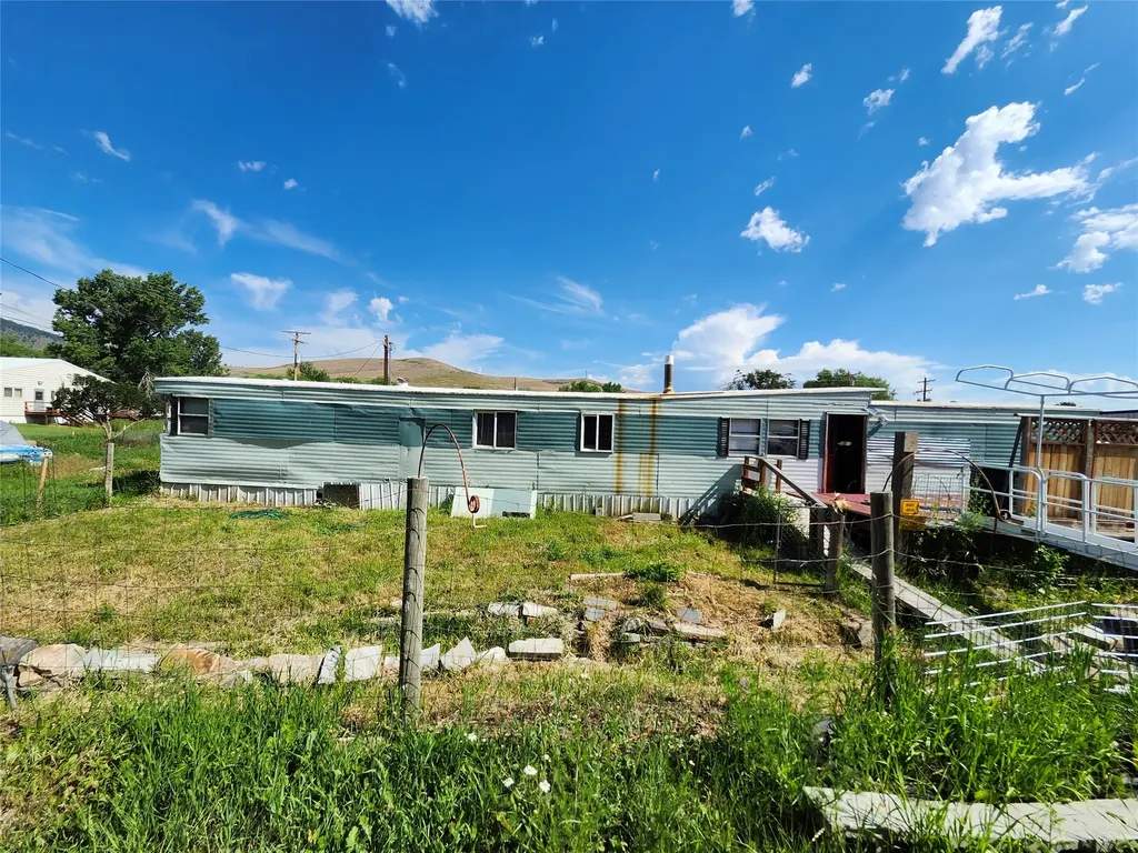 207, 209, 211, 211 1/2 A Street Hot Springs MT 59845