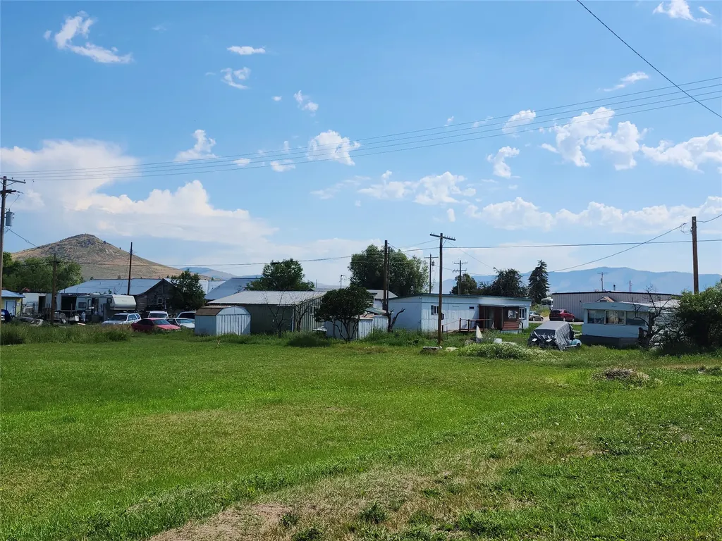 207, 209, 211, 211 1/2 A Street Hot Springs MT 59845