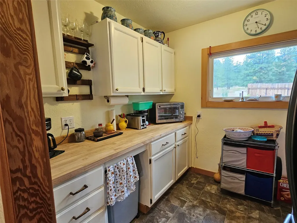 2825 Whites Lane Victor MT 59875