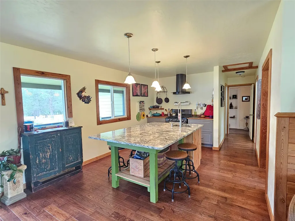 2825 Whites Lane Victor MT 59875
