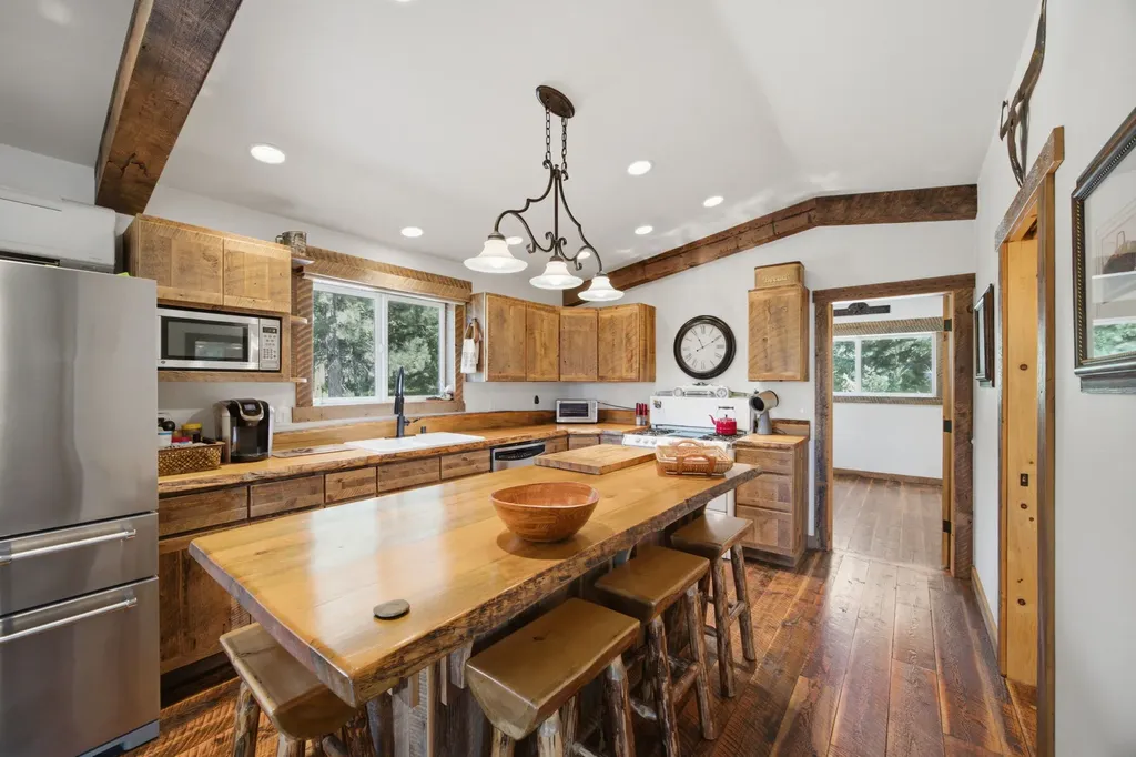 1666 Bear Face & Elizabeth Lane Victor MT 59875