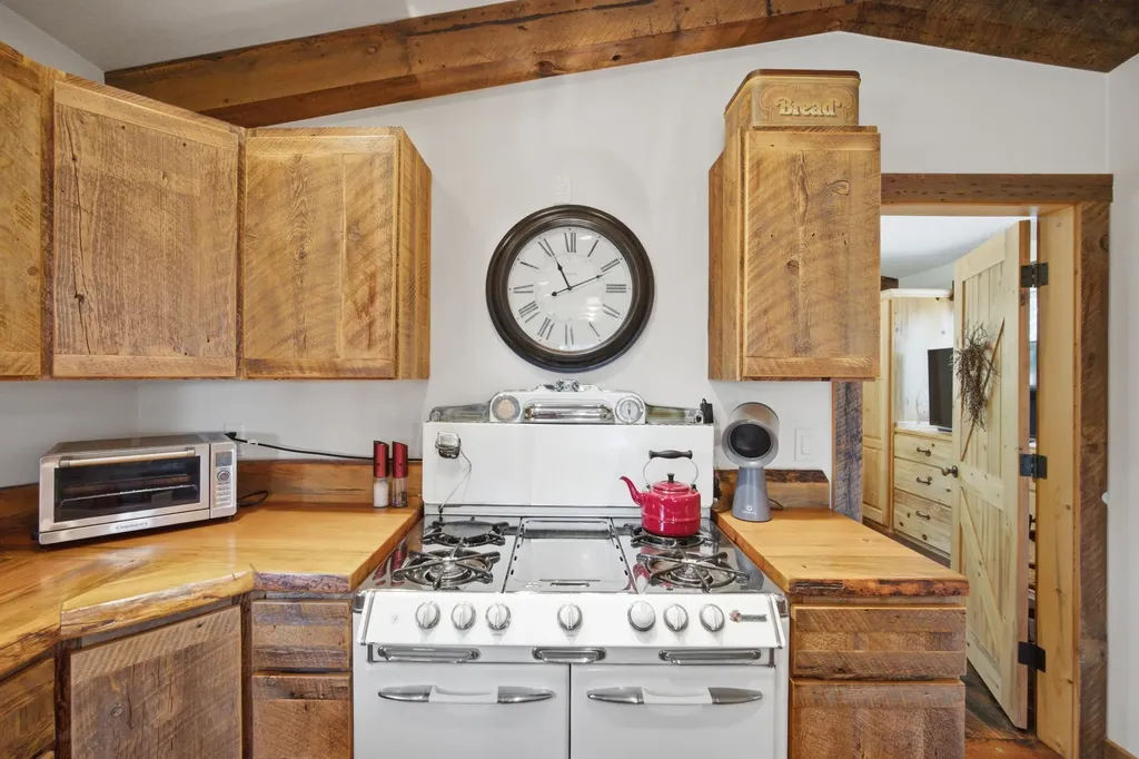 1666 Bear Face Road Victor MT 59875