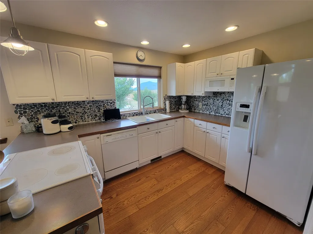 2 Mcneil Lane Plains MT 59859