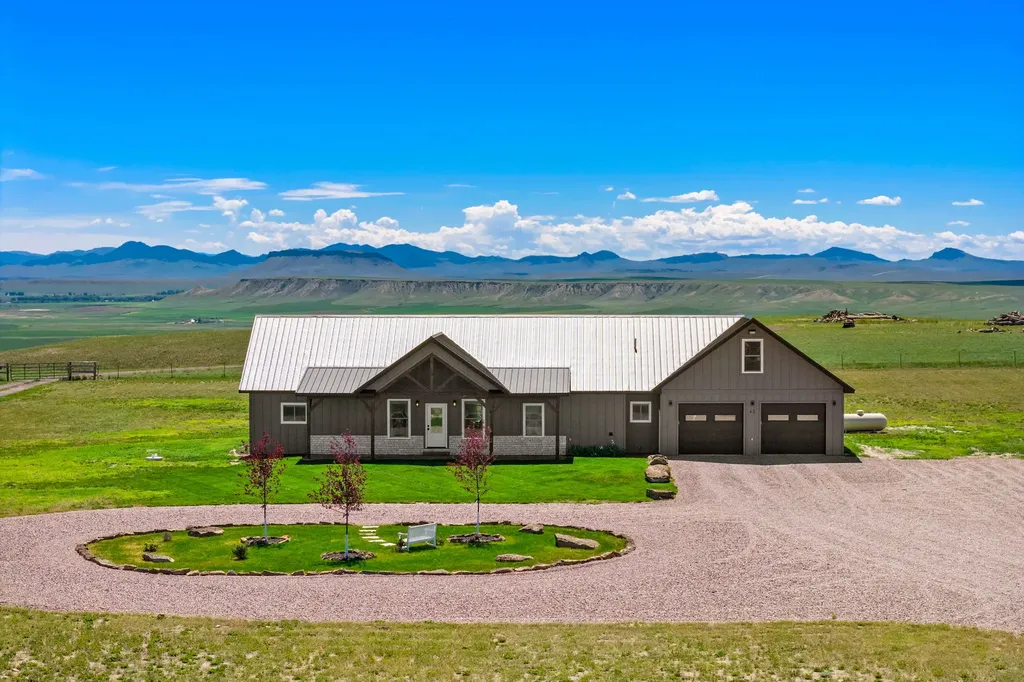 42 W 1st Lane SE Fairfield MT 59436