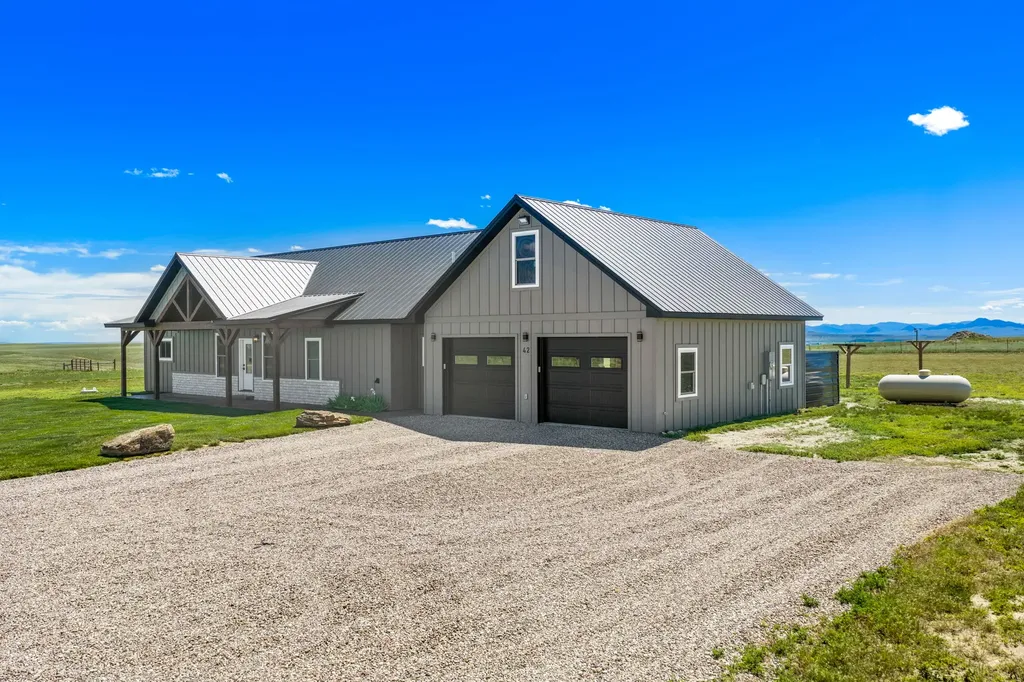 42 W 1st Lane SE Fairfield MT 59436
