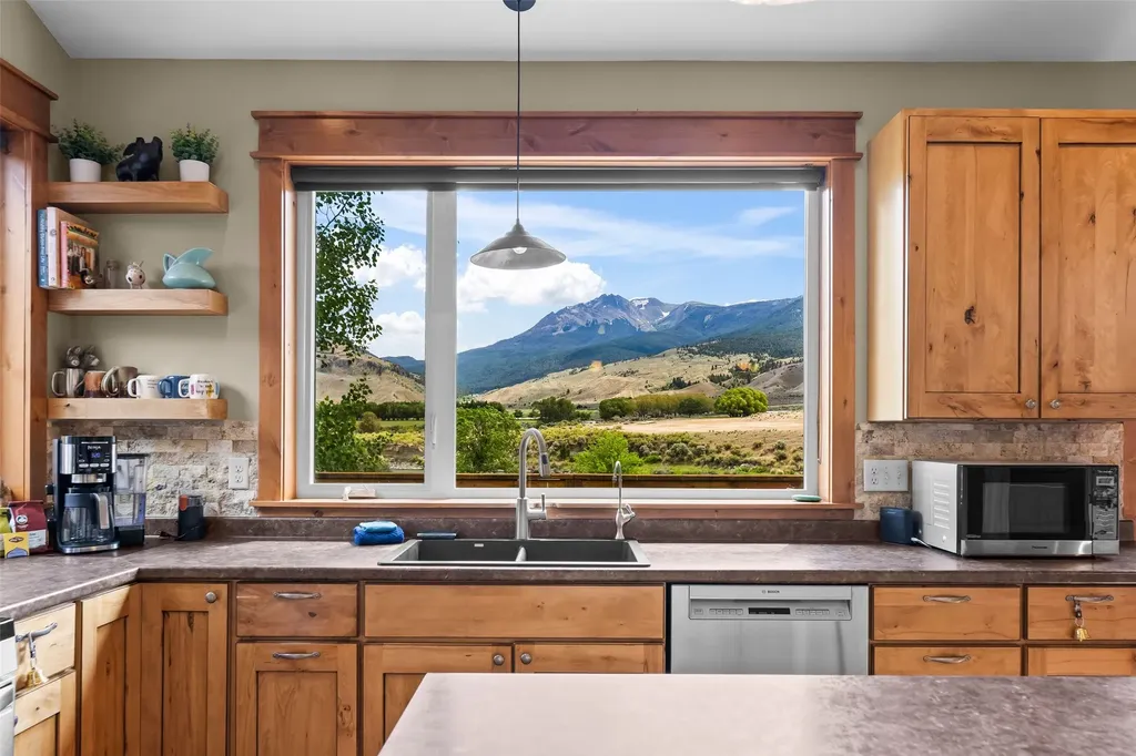 521 Us Highway 89 S Gardiner MT 59030