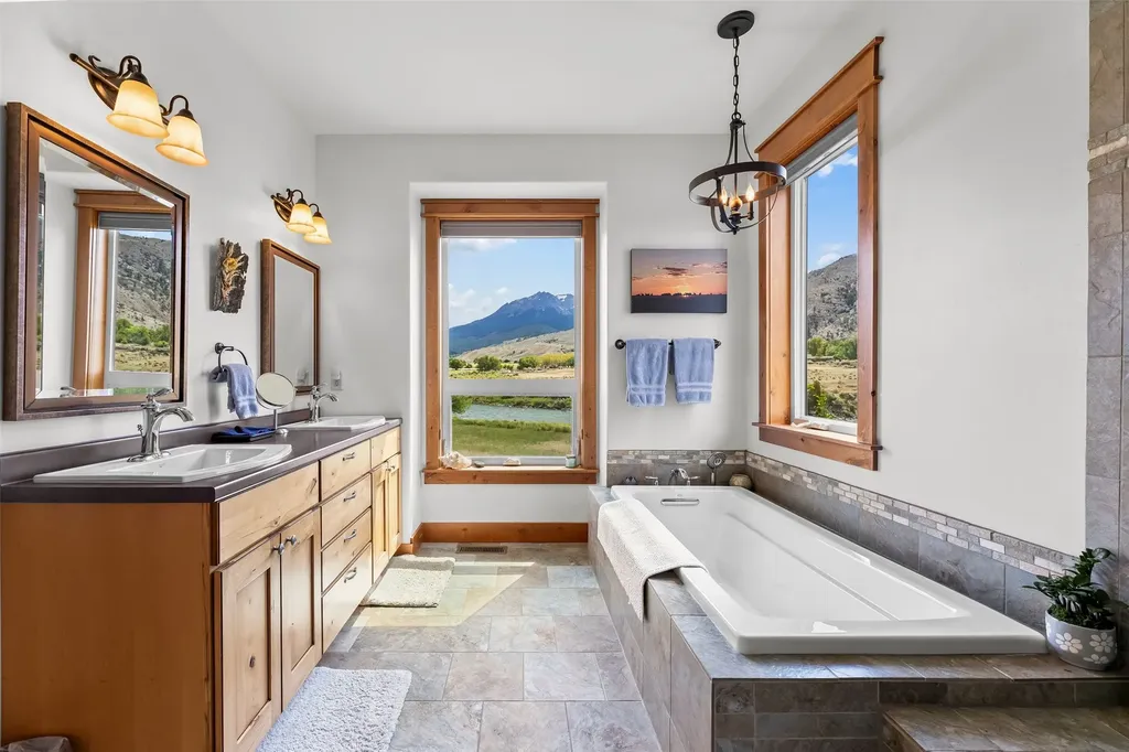 521 Us Highway 89 S Gardiner MT 59030