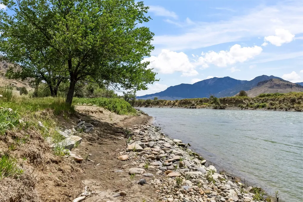 521 Us Highway 89 S Gardiner MT 59030