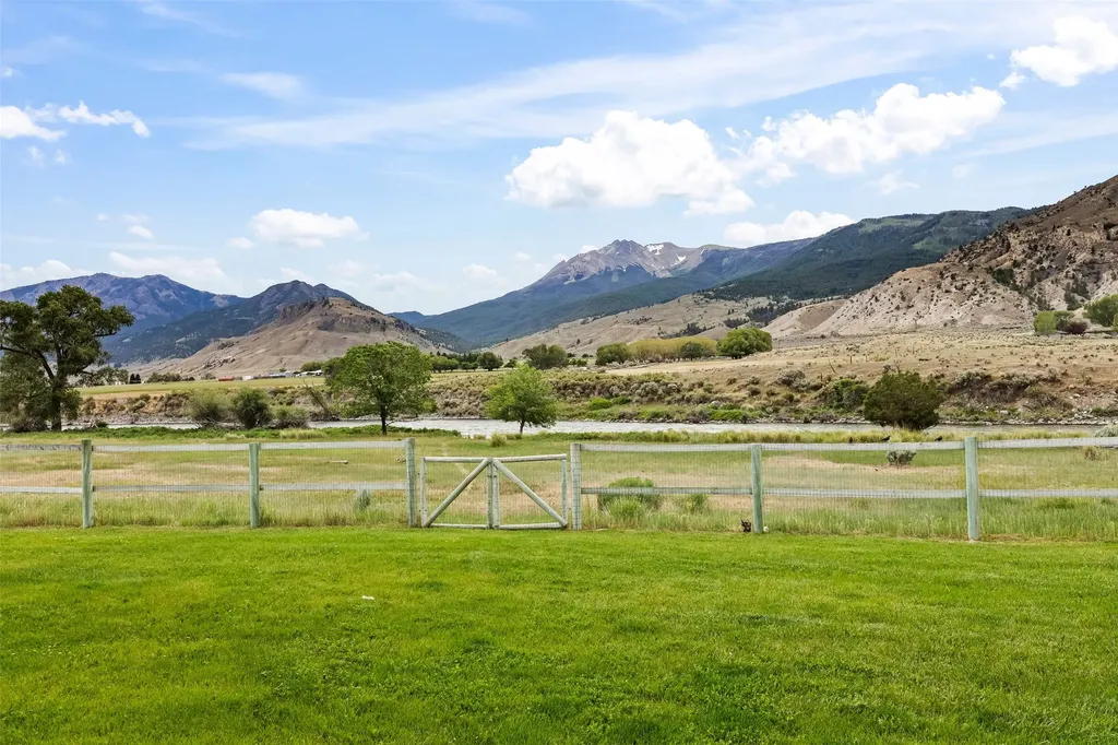 521 Us Highway 89 S Gardiner MT 59030