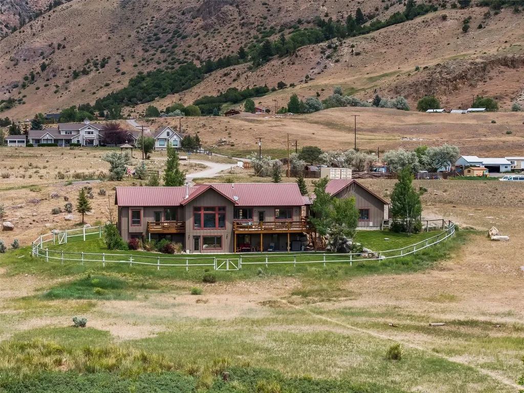 521 Us Highway 89 S Gardiner MT 59030