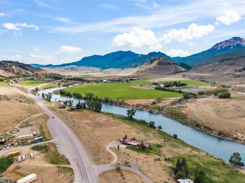 521 Us Highway 89 S Gardiner MT 59030