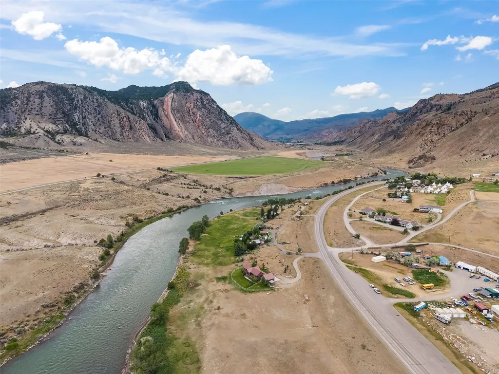 521 Us Highway 89 S Gardiner MT 59030