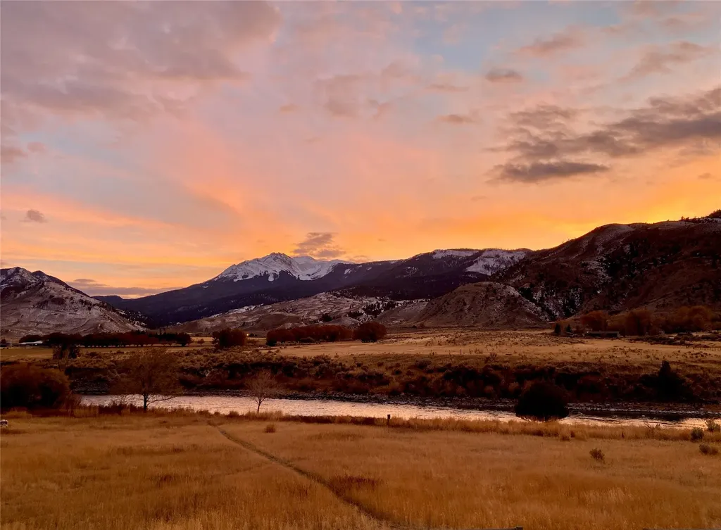 521 Us Highway 89 S Gardiner MT 59030