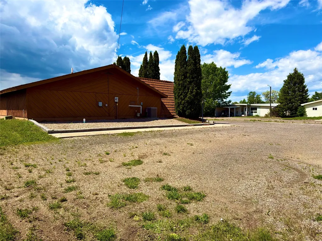 311 12th Street W Chinook MT 59523