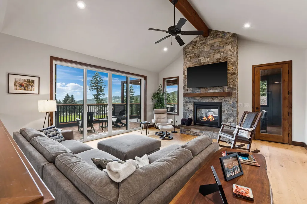 263 Spurwing Loop Lakeside MT 59922